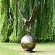 Grand Aigle Doré Sur Sculpture De Jardin En Forme De Boule En Aluminium Ornant L'extérieur
