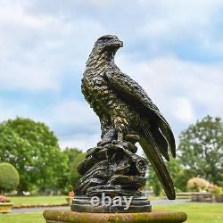Grande sculpture de jardin en aluminium d'aigle doré debout libre
