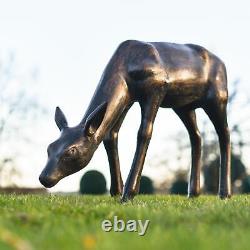 Grande sculpture de jardin en aluminium de cerf broutant de luxe