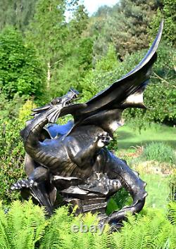 Grande statue d'ornement de dragon en métal pour jardin. Dragon gallois de 2,3 mètres de haut.