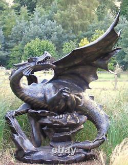 Grande statue d'ornement de dragon en métal pour jardin. Dragon gallois de 2,3 mètres de haut.