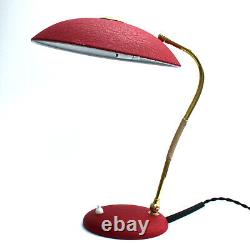 Lampe de bureau vintage en métal rouge et laiton de style Stilnovo / Kaiser des années 1950. Italie.