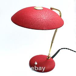 Lampe de bureau vintage en métal rouge et laiton de style Stilnovo / Kaiser des années 1950. Italie.