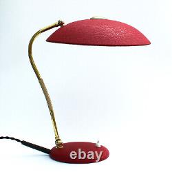 Lampe de bureau vintage en métal rouge et laiton de style Stilnovo / Kaiser des années 1950. Italie.